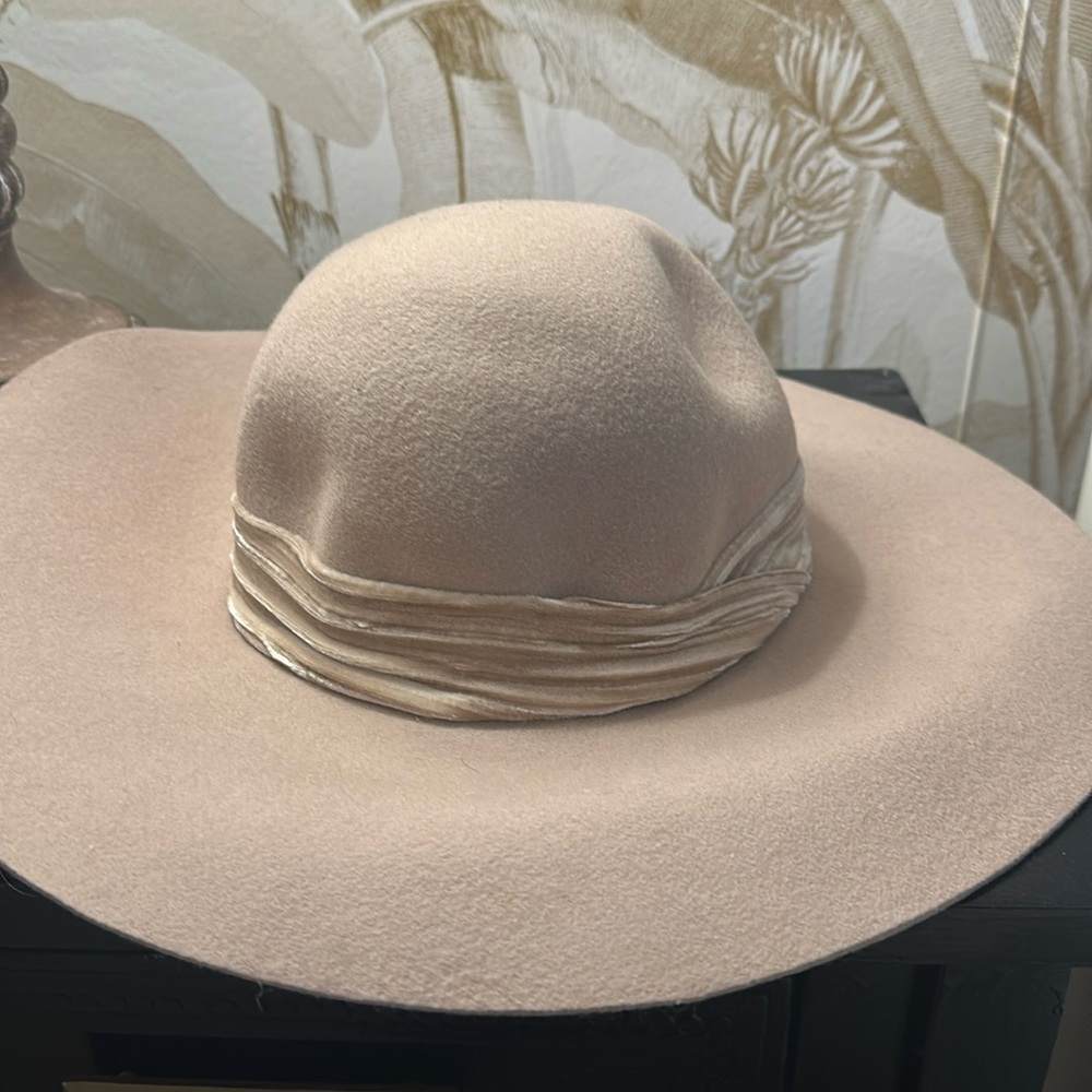 Tan hat
